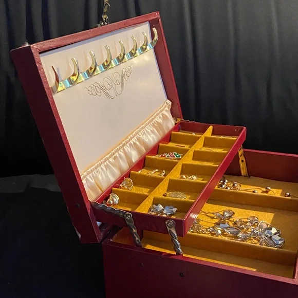 Elegant Red Jewelry Box. Vintage 1960’s - Picture 7 of 16